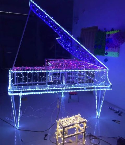 Piano Christmas decoration light by JKPARKRIDES
