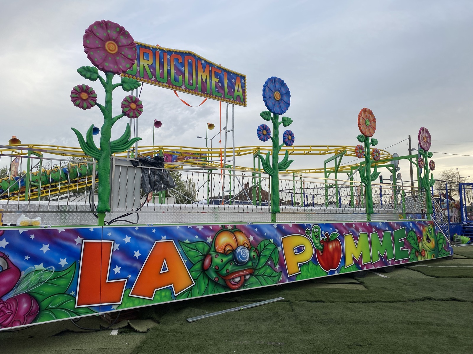 Apple Coaster On Trailer — additional view of the equipment