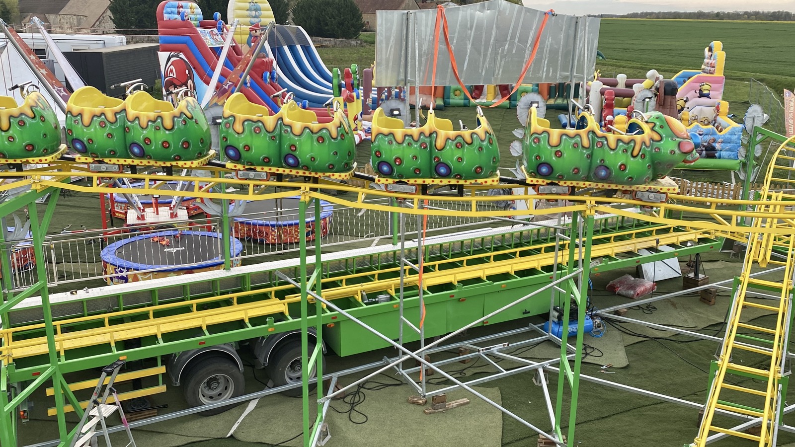 Apple Coaster On Trailer — additional view of the equipment
