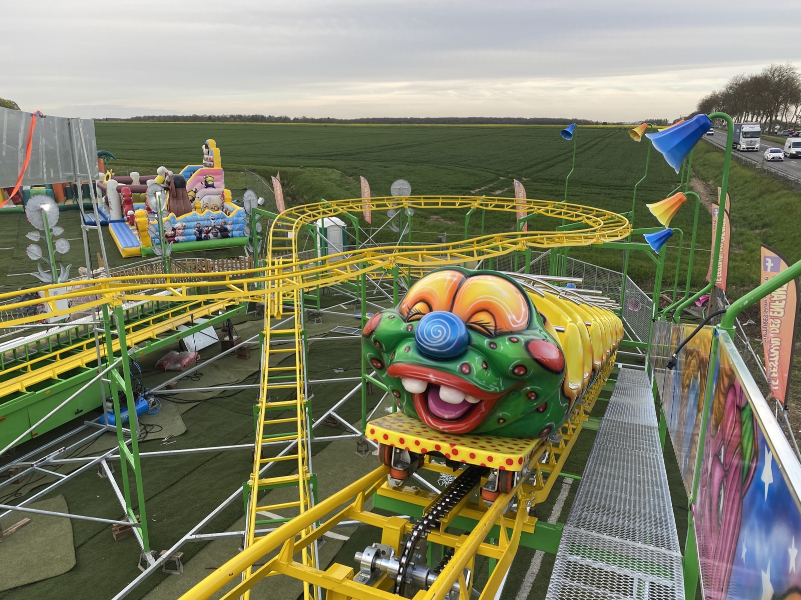 Apple Coaster On Trailer — additional view of the equipment