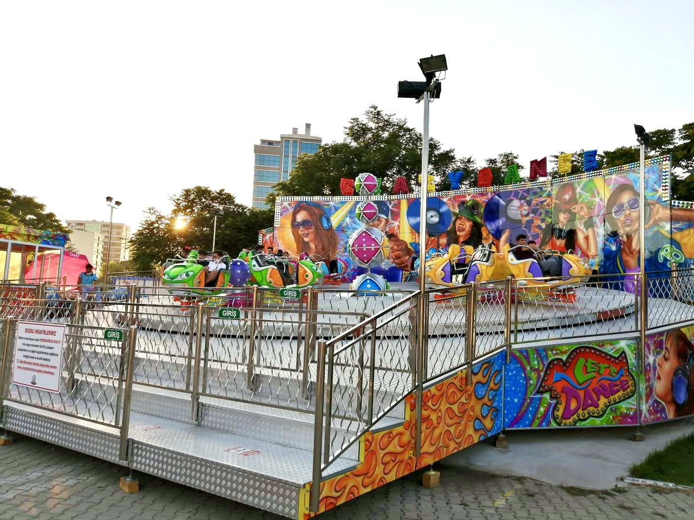 Crazy Dance On Trailer — additional view of the equipment
